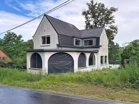 maison situee dans une zone boisee