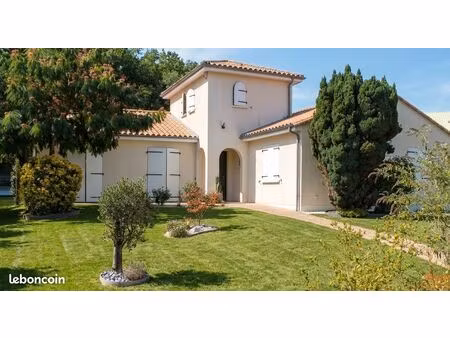 grande villa familiale de 248 m² (6 chambres de plain-pied & piscine)