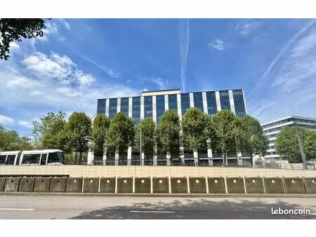 bureaux 1 100 m²