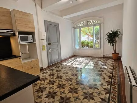 f2 climatisé de 45m² + 70m² de cour et jardin