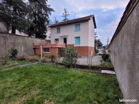maison entre ville et campagne