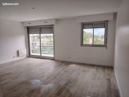 appartement 2 ch terrasse parking etat neuf