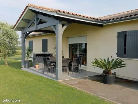maison de 140 m2 sur terrain de 990 m2 entièrement clôturée  accès par portillon ou grand 