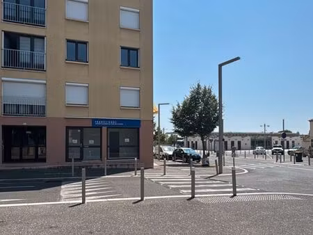 local professionnel 112 m² — face à la gare — carpentras
