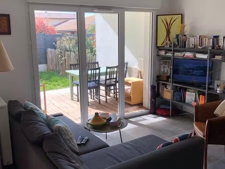 t2 récent avec terrasse et jardin