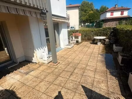 t3 avec grande terrasse  2 garages  parking et cave