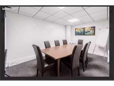 ensemble de 6 bureaux et une salle de réunion