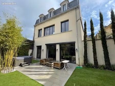 maison 9 pièces 407 m²
