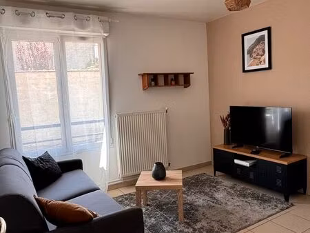 studio meublé de 24 m² – parking privé – bail étudiant