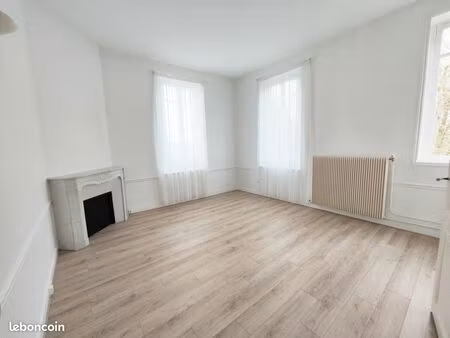 très beau t2 dans un château à 2 km de la zone industrielle