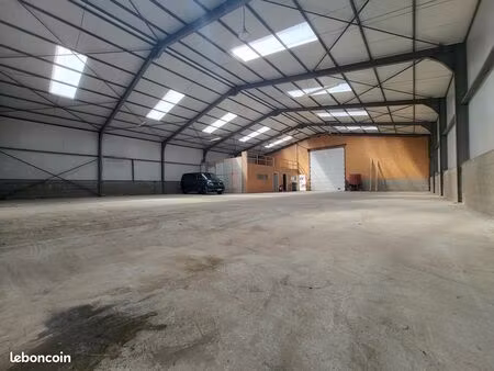 local 500 m² vannes