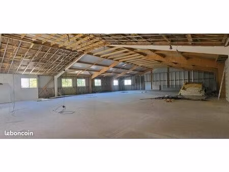 local 700 m² vannes