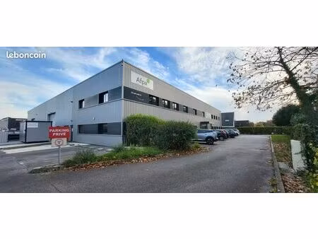 local commercial 1900 m² vannes