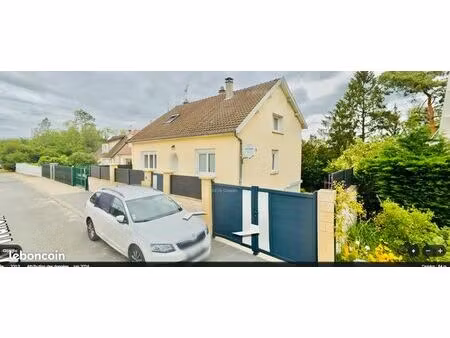 maison spacieuse et lumineuse avec un grand jardin