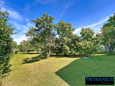 terrain constructible plat d'environ 770m²