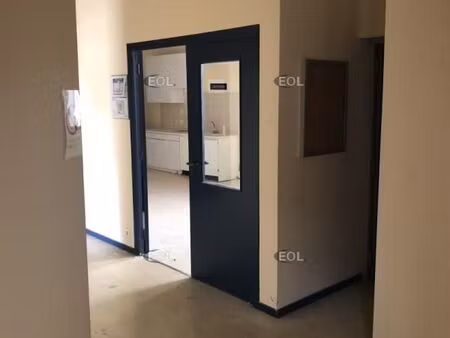 local bureaux 549 m²