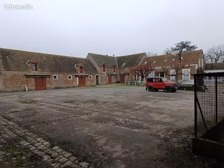 emplacements sécurisés pour food trucks dans corps de ferme