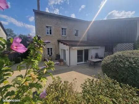 maison de caractère avec jardin et piscine hors sol