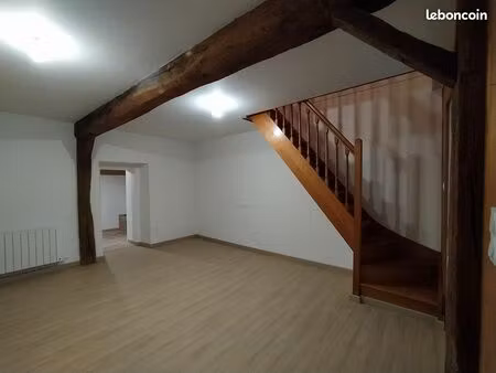 à louer – maison t2 rénovée de 55 m² avec extérieur – la chapelle-rousselin