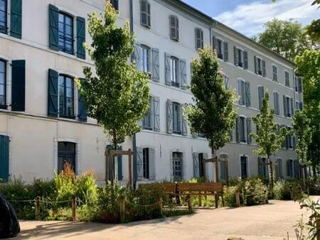 appartement t4 rénové de 77 m² – vue exceptionnelle sur le château de pau