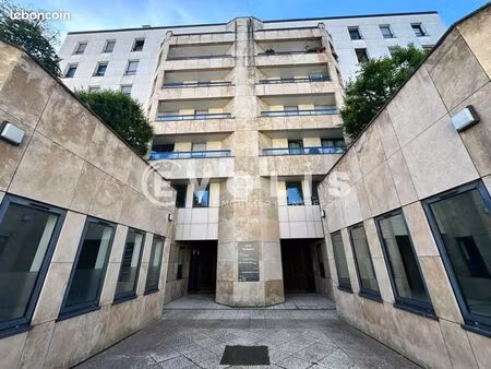 bureau 76 m²