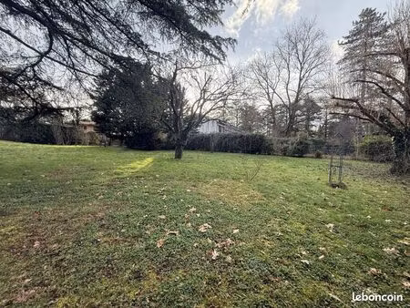 terrain à bâtir de 930 m² à charbonnieres-les-bains (69)