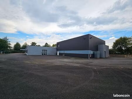 local 1240 m² montaigu vendee
