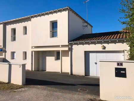 maison face super u en zone commerciale