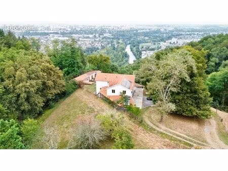 maison individuelle 238 33 m² avec dépendances  garages et écurie – terrain 8 800 m²