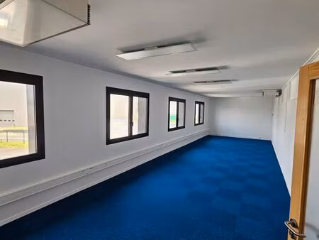 grand bureaux disponibles à la location – izon -