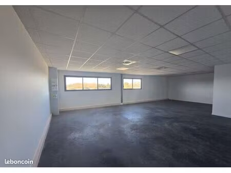 bureau 76m²