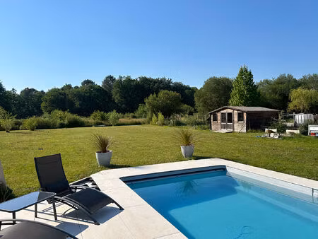 maison contemporaine récente de plain -pied  piscine et annexes
