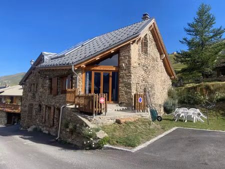 maison typique des alpes entièrement rénovée