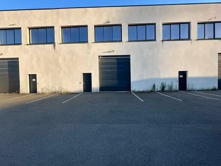 local commercial avec bureaux climatisés à louer