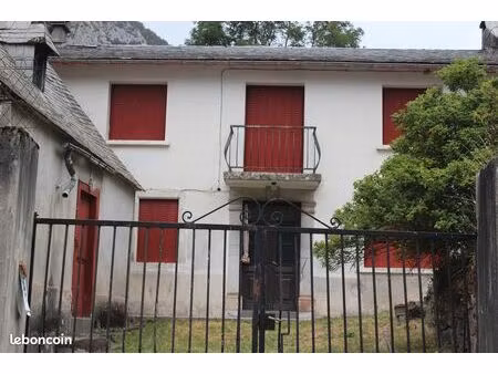 maison de caractère avec grange  jardin plat et dépendance