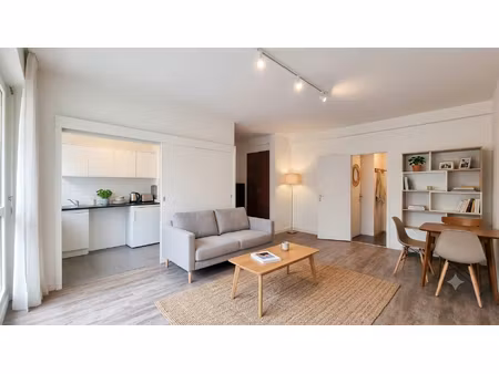 paris 16e - studio de 33 68 m2 avec ascenseur  gardien et cave