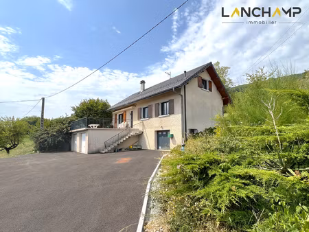 jolie villa sur grand sous-sol
