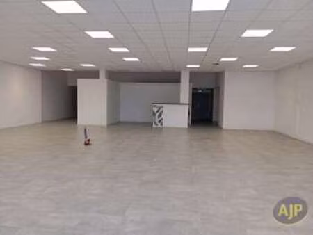 vente bureaux et commerces à montaigu (85600) : à vendre / 686m² montaigu