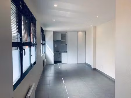 place dupuy  local professionnel 41m²