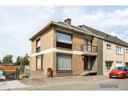 op te frissen gezinswoning met 4 slaapkamers en zuidwestg...
