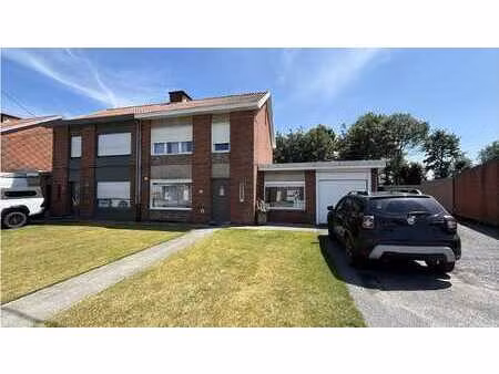 comfortabele koppelwoning met 3 slaapkamers  garage en tu...
