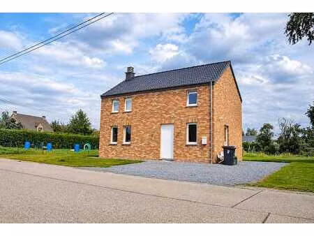 villa 4 façades de 3 chambres avec jardin.