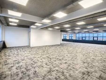 espaces de bureaux rénovés avec aménagement flexible