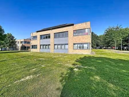 plateau de bureaux climatisé de 200 m² avec parking – parc c