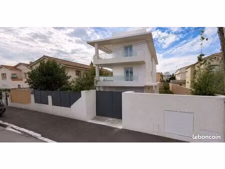 studio meublé 25 m² – terrasse – eau & électricité incluses – clim – fibre – 5 min plage