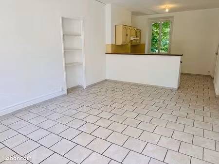 grand t4 à louer dans résidence calme