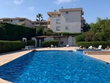 trois pièces de 100m² avec jardin de 100m² dans résidence avec piscine