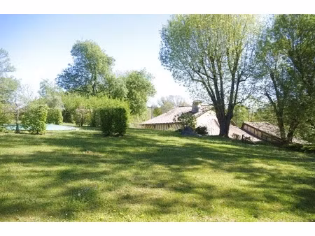 à vendre proche aignan propriété de charme sur 3646 m² de terrain avec piscine et gîte sép