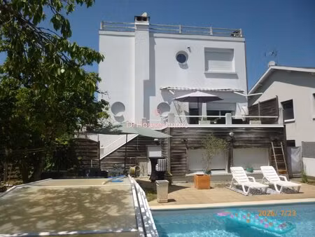 somptueuse maison de 8 pièces avec piscine dans un environnement calme quartier barnabé