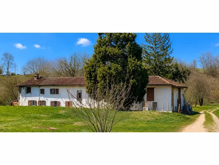 ferme rénovée 5 chambres sur 12 000 m²